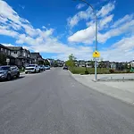 Luxury Basement Suite With 2 Bedrooms, 2 Queen Beds, Free Wi-Fi, And Free Parking