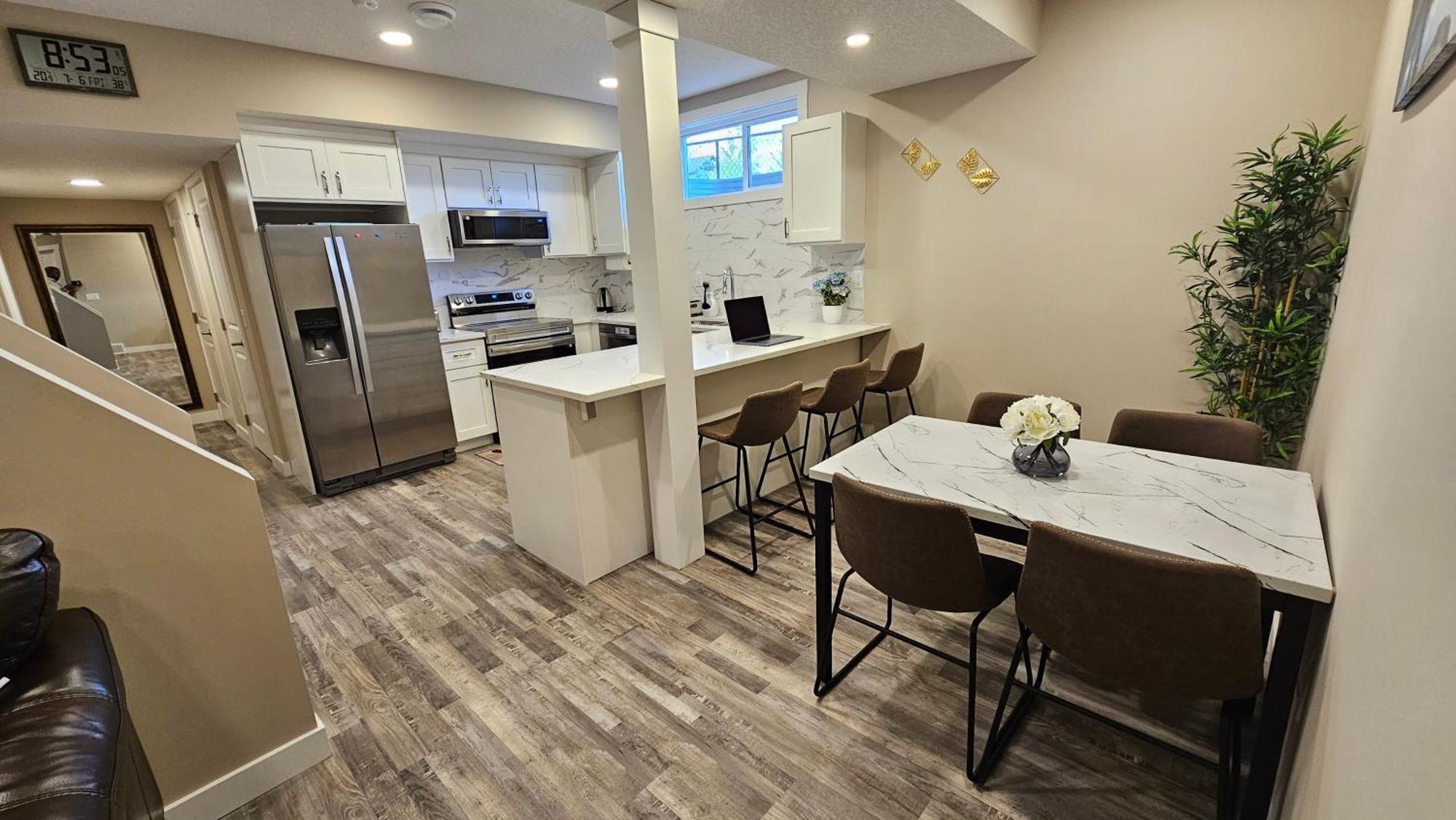 Apartment Luxury Basement With 2 Bedrooms, 2 Queen Beds, Free Wi-fi, And Free Parking Calgary