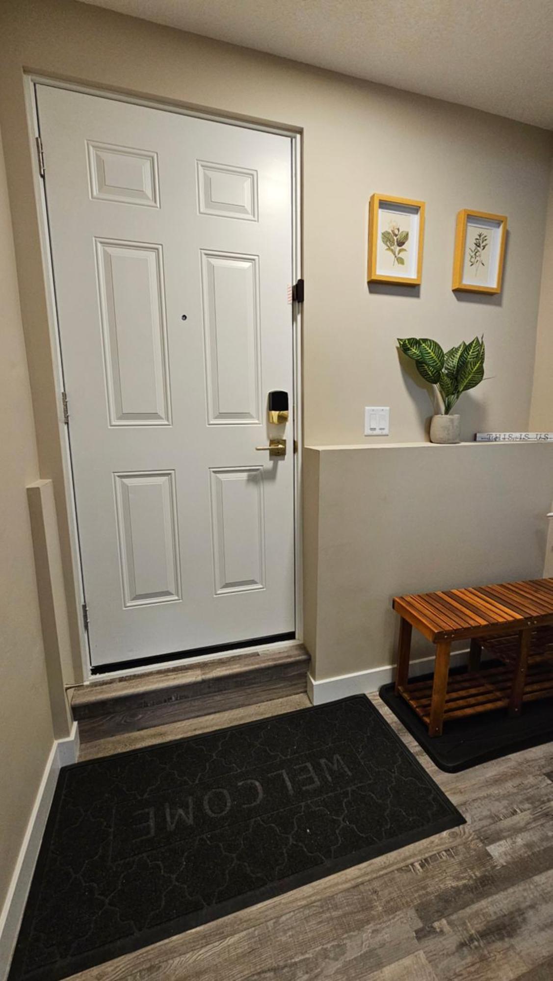 Luxury Basement With 2 Bedrooms, 2 Queen Beds, Free Wi-fi, And Free Parking Apartment