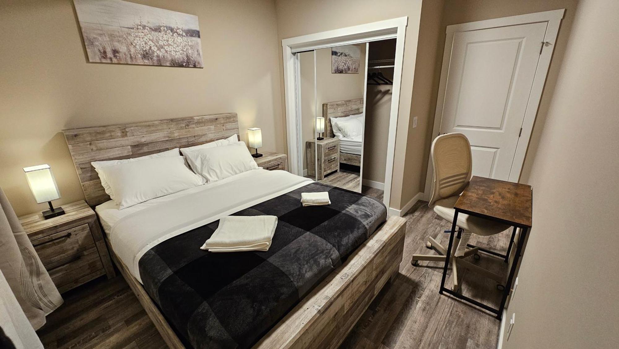 Luxury Basement With 2 Bedrooms, 2 Queen Beds, Free Wi-fi, And Free Parking Apartment