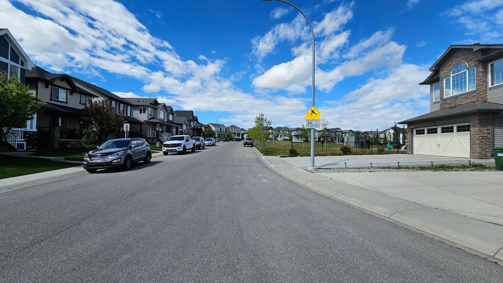 Luxury Basement With 2 Bedrooms, 2 Queen Beds, Free Wi-fi, And Free Parking * Calgary
