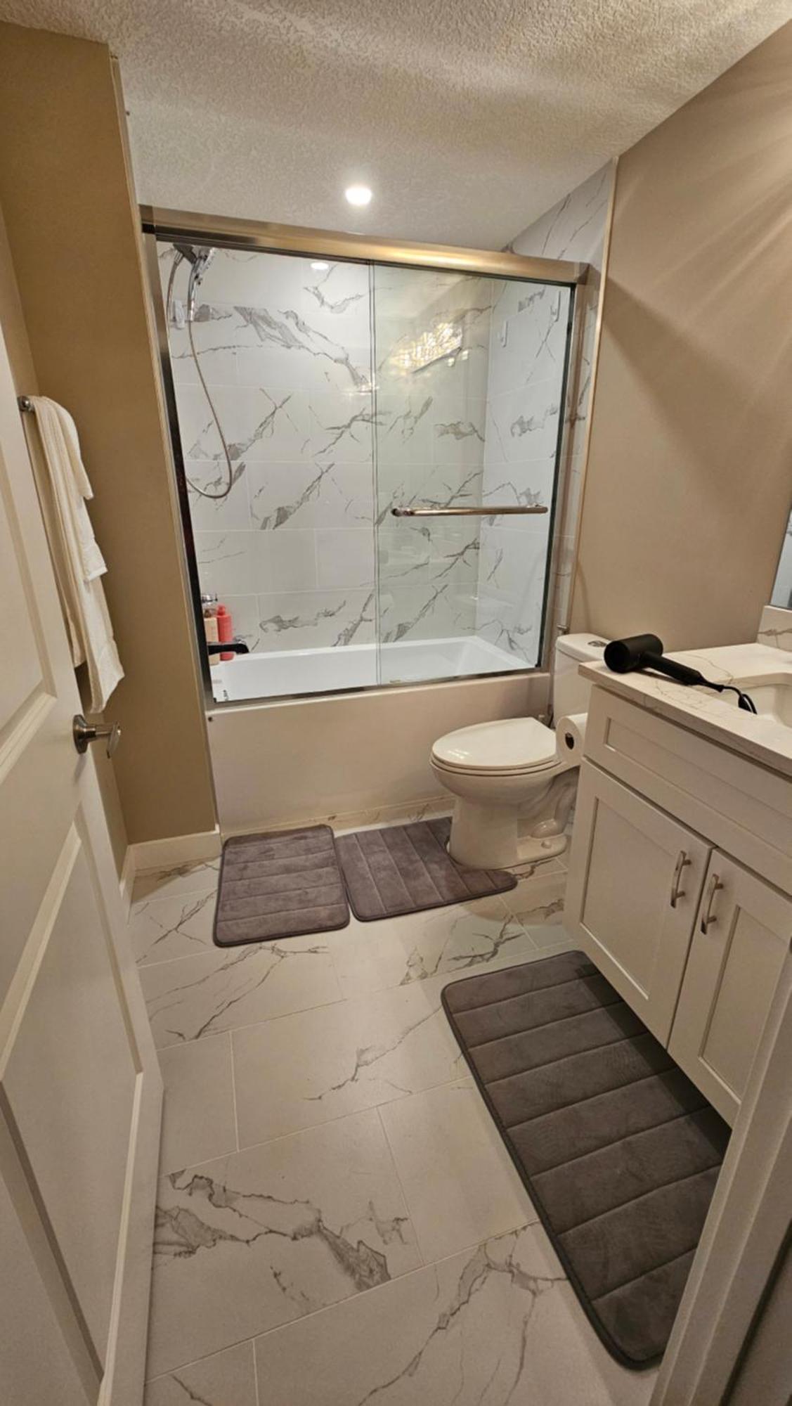 Luxury Basement With 2 Bedrooms, 2 Queen Beds, Free Wi-fi, And Free Parking Apartment *