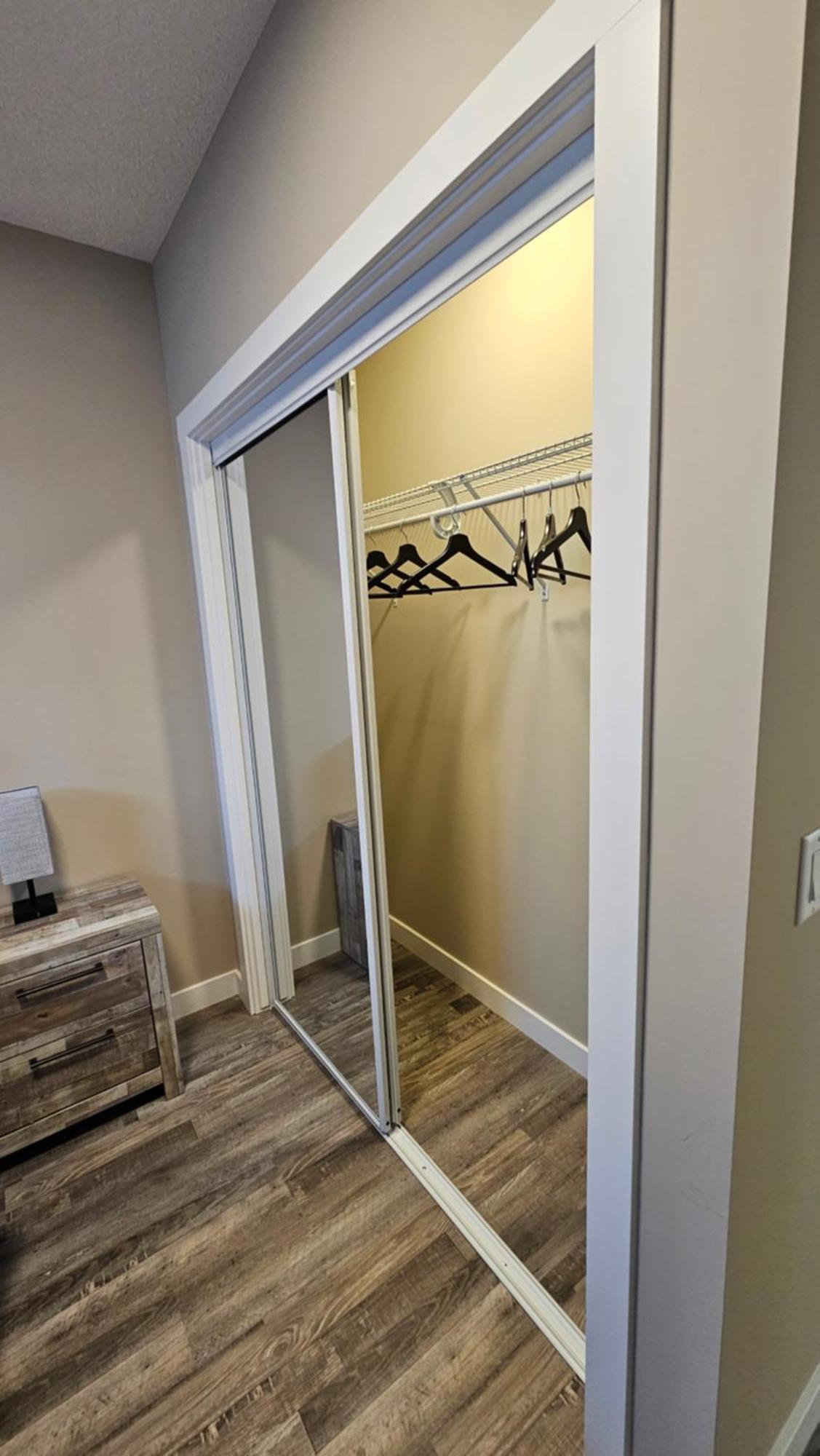 Luxury Basement With 2 Bedrooms, 2 Queen Beds, Free Wi-fi, And Free Parking * Calgary