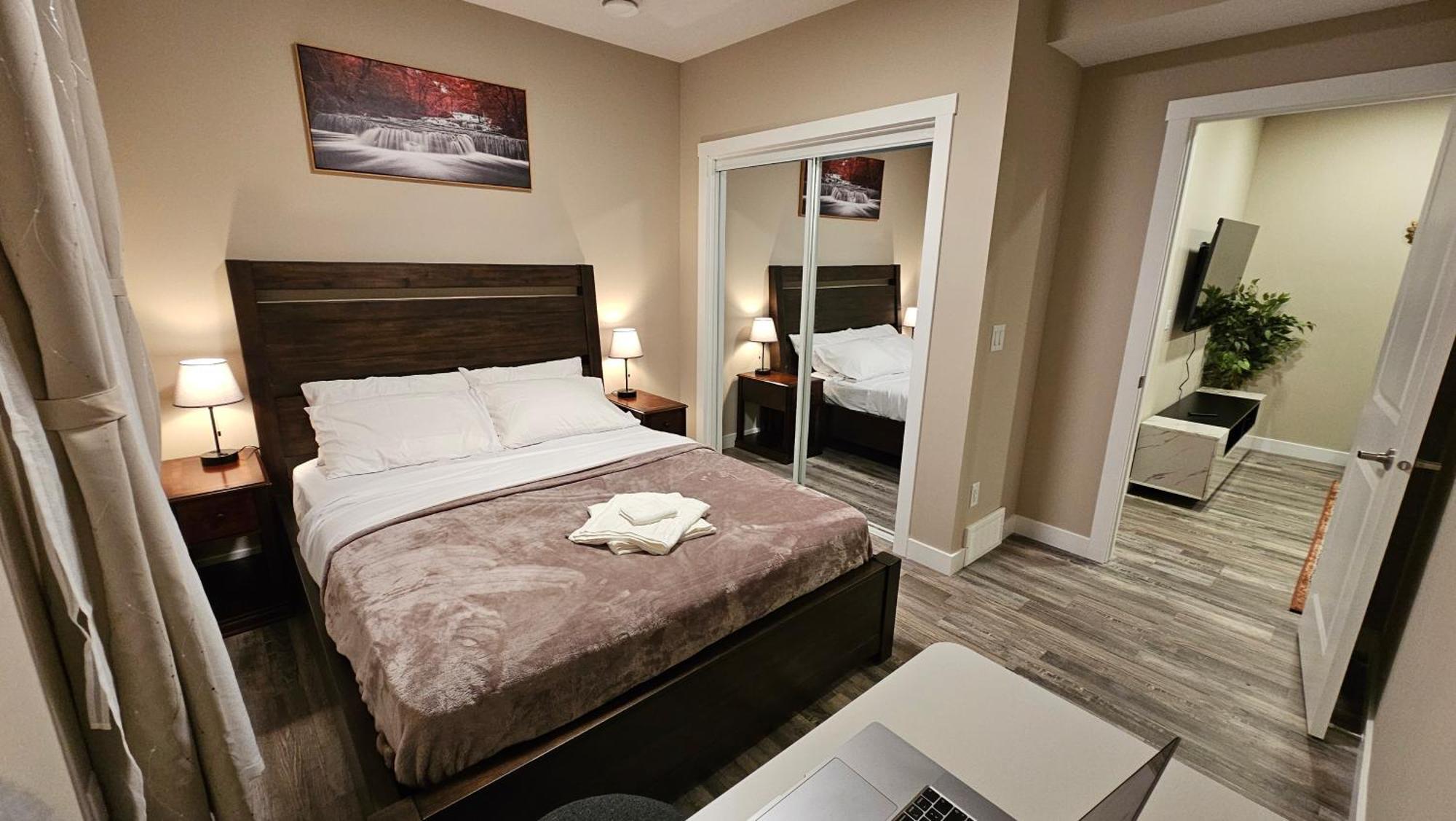 Apartment Luxury Basement With 2 Bedrooms, 2 Queen Beds, Free Wi-fi, And Free Parking Calgary