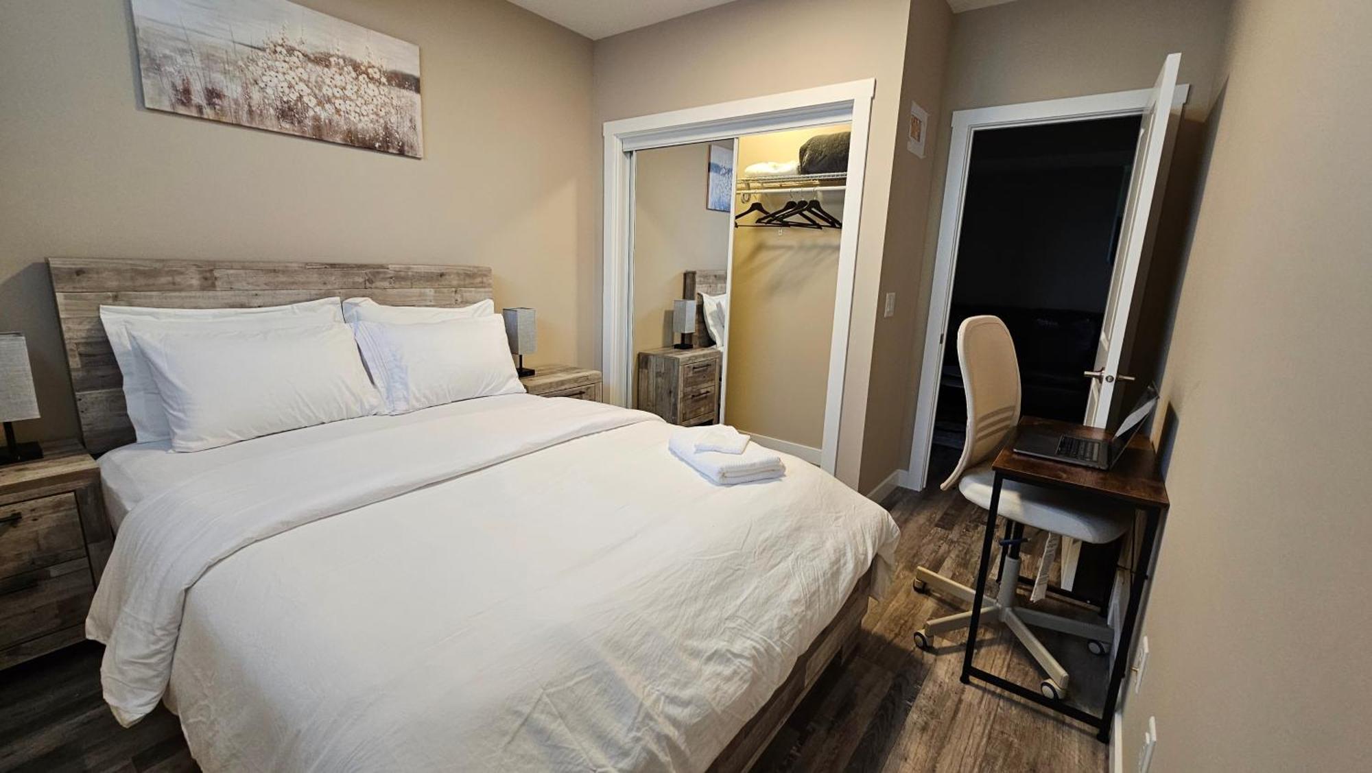 Luxury Basement With 2 Bedrooms, 2 Queen Beds, Free Wi-fi, And Free Parking *