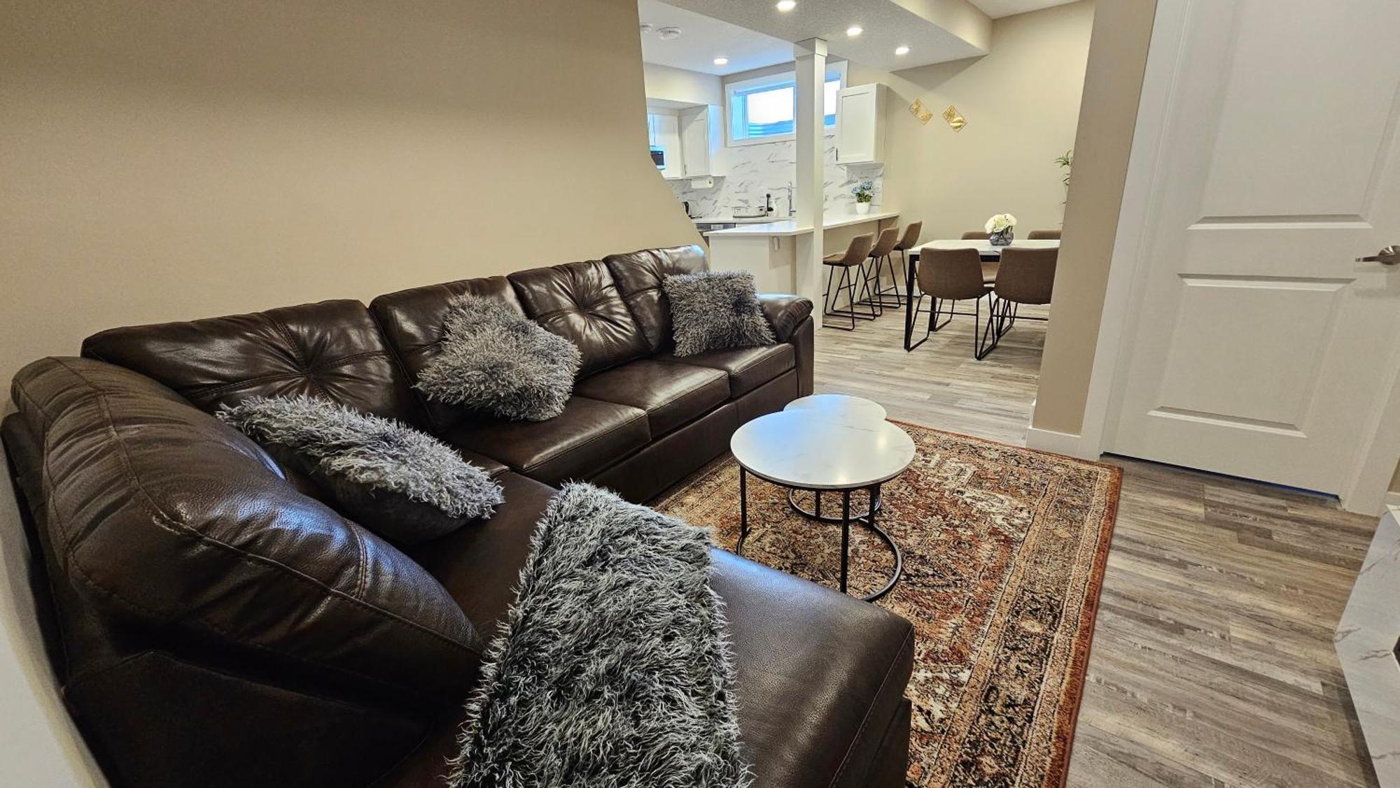 Luxury Basement With 2 Bedrooms, 2 Queen Beds, Free Wi-fi, And Free Parking Apartment *