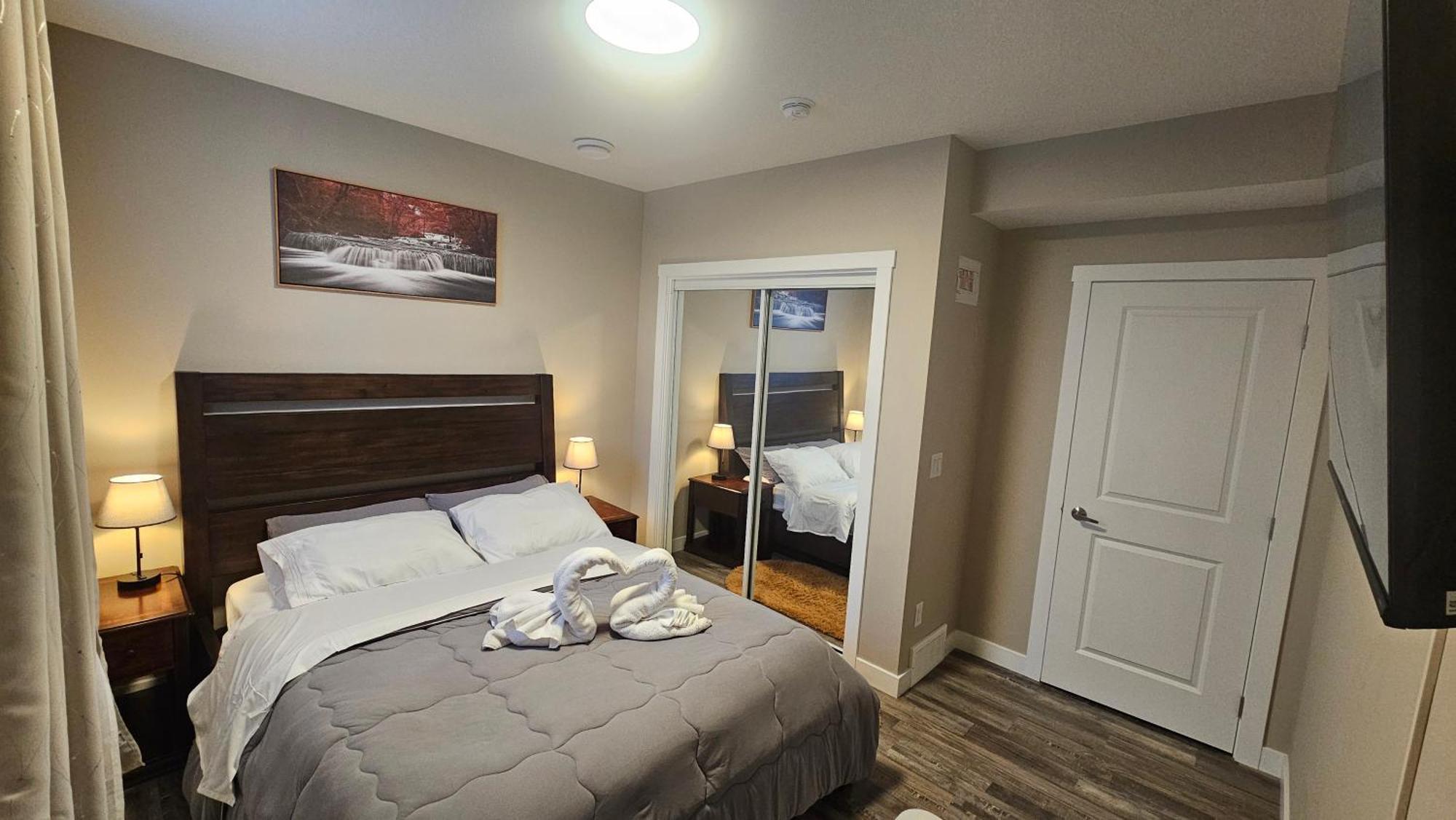 Luxury Basement With 2 Bedrooms, 2 Queen Beds, Free Wi-fi, And Free Parking Apartment