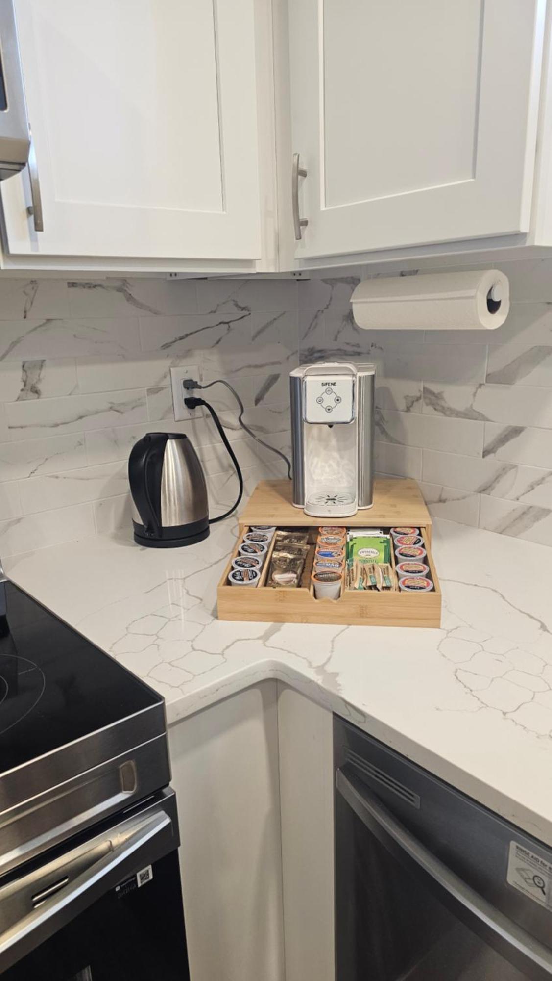 Luxury Basement With 2 Bedrooms, 2 Queen Beds, Free Wi-fi, And Free Parking * Calgary