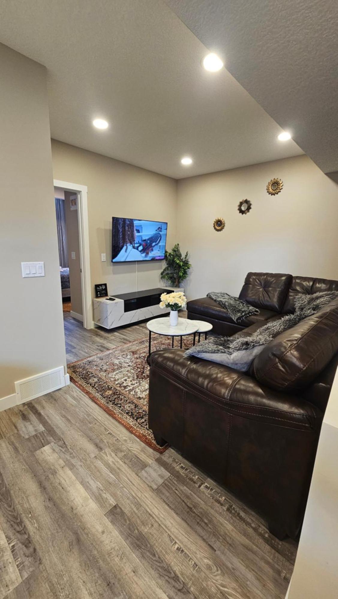 Apartment Luxury Basement With 2 Bedrooms, 2 Queen Beds, Free Wi-fi, And Free Parking *