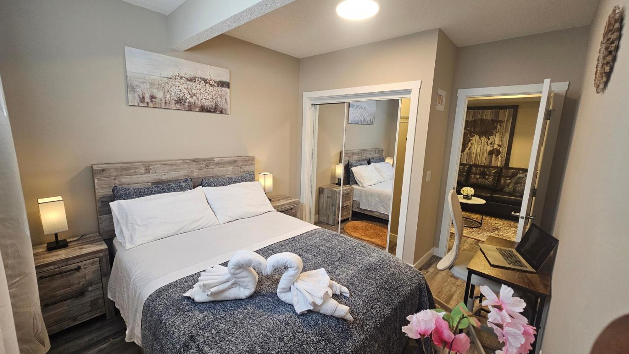 Apartment Luxury Basement With 2 Bedrooms, 2 Queen Beds, Free Wi-fi, And Free Parking