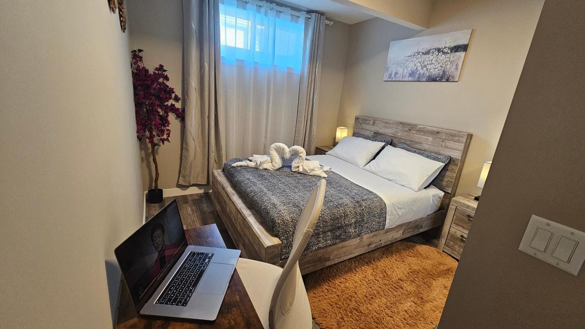Luxury Basement With 2 Bedrooms, 2 Queen Beds, Free Wi-fi, And Free Parking Apartment *